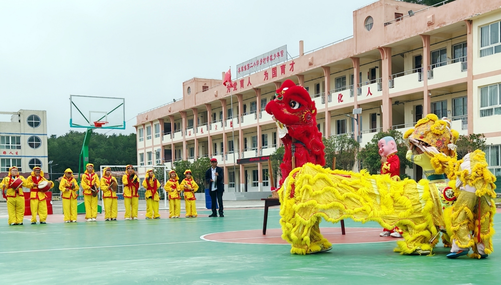 李家镇第二小学的孩子们正在进行狮舞锣鼓表演