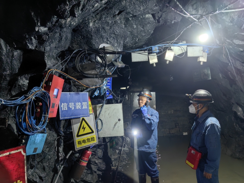 检查组在井下测试通讯联络系统是否畅通