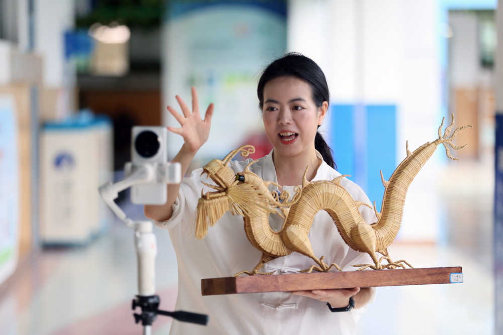 2025年9月16日  在乐山师范附属小学 直播 宣传草龙