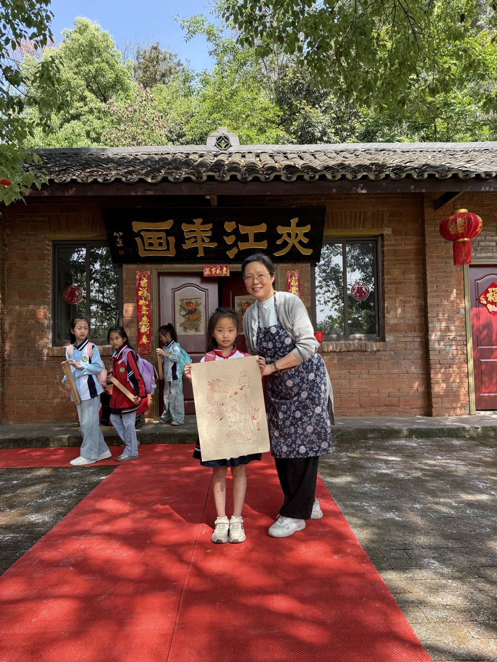 和研学小朋友一起展示夹江年画作品