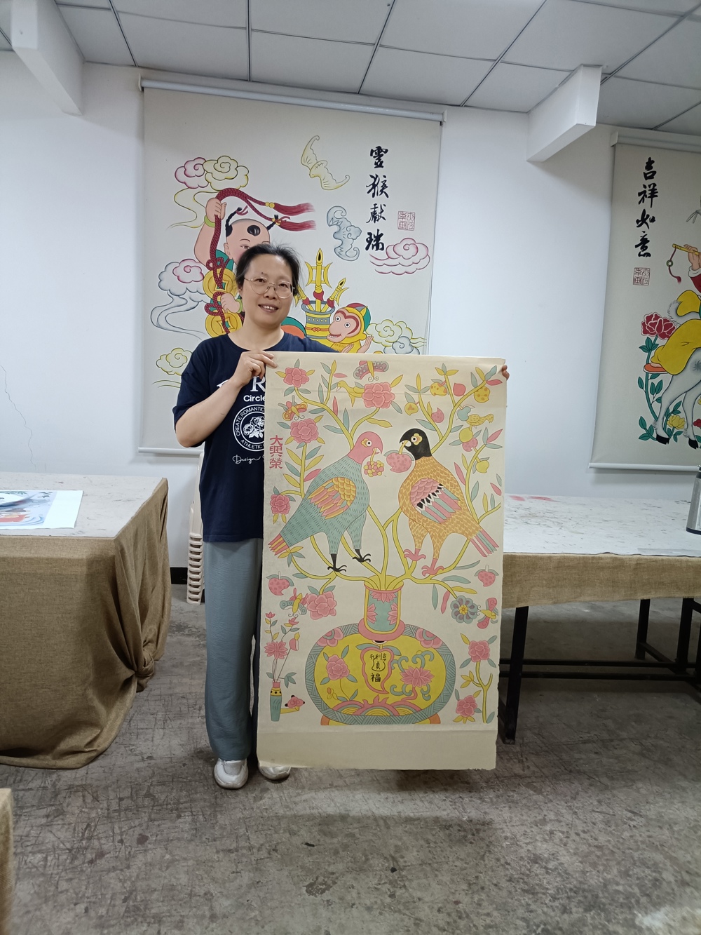 展示手绘夹江年画作品《元亨利贞》