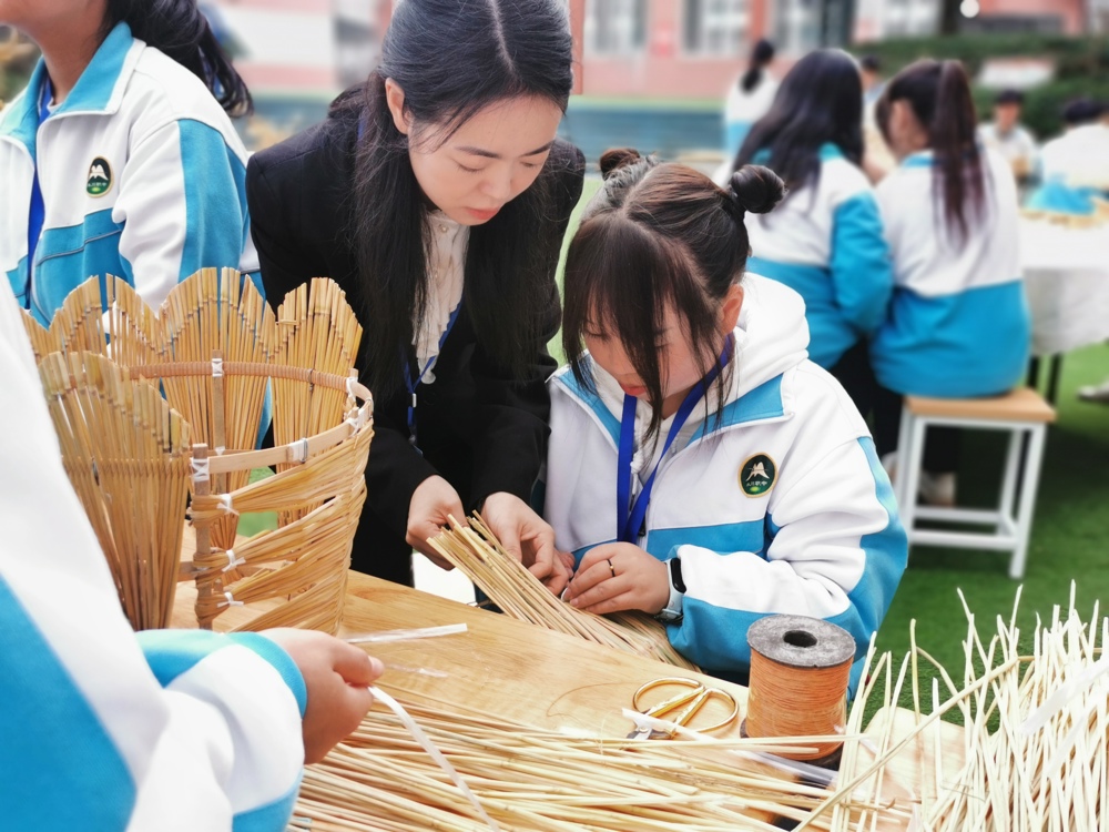 2022年11月08日在沐川县中等职业学校辅导学生制作草龙