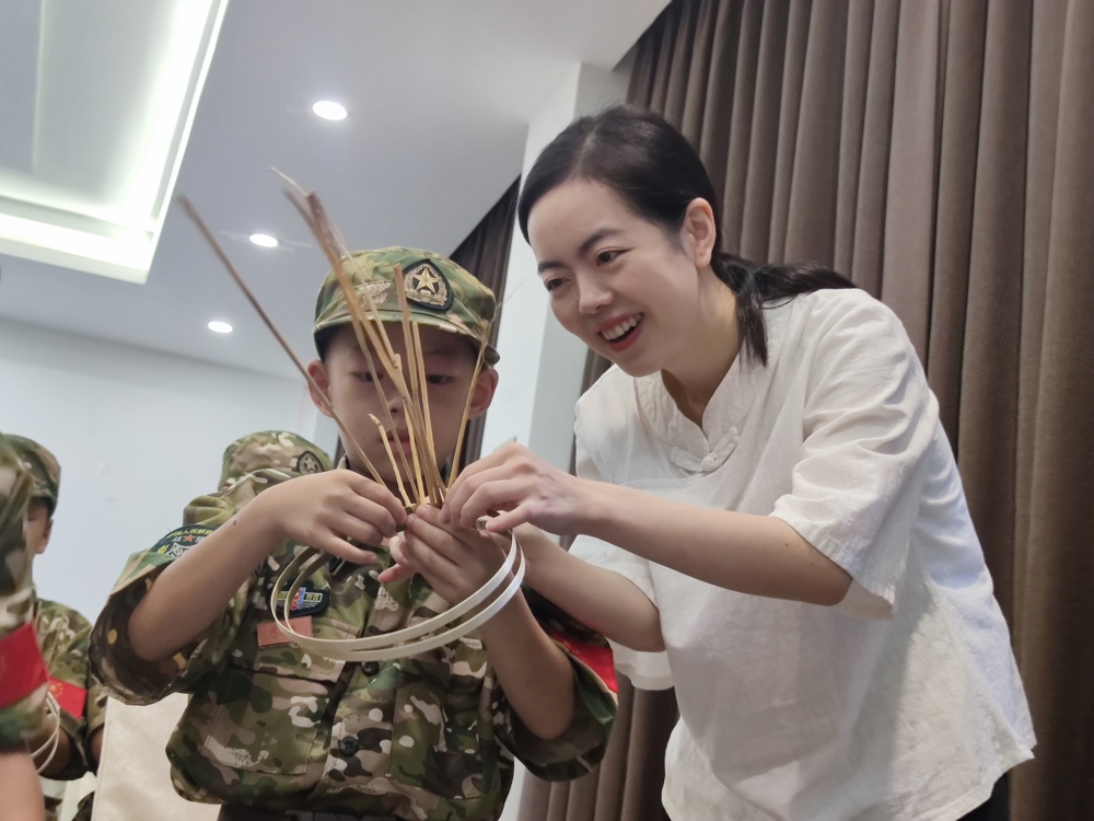 2022年7月在沐川县沐府山庄辅导夏令营孩子制作草龙