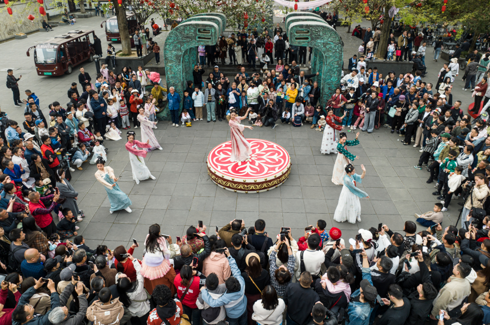 阆中准备了一系列丰富多彩的节目迎接八方游客（张晓东 摄影）
