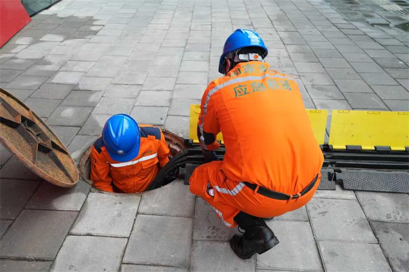 电力保供人员在现场检查相关电力线路