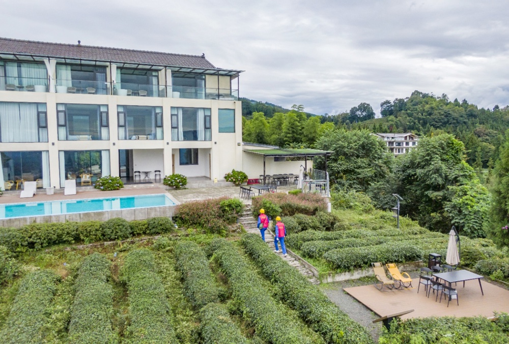 国家电网四川电力（眉山洪雅）连心桥共产党员服务队队员佘星辰、余洪，来到位于眉山市洪雅县柳江镇两河村的抱朴云庐全电民宿，对供用电设备等开展检查，宣讲安全用电注意事项，确保“双节”期间用电安全可靠。 王鸿飞 摄