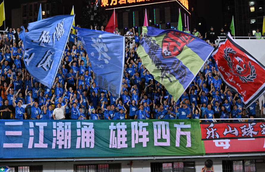 图为乐山球迷方阵