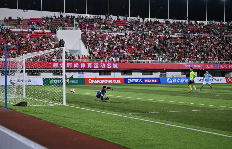 图为眉山队破门瞬间