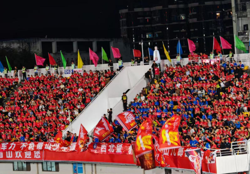 图为眉山球迷方阵