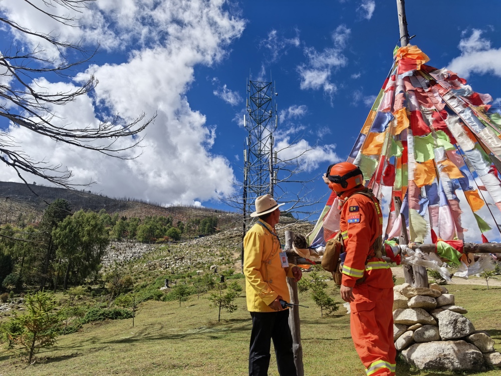 10月4日，白春提示木格措管理人员经幡悬挂要远离电塔、高压线（王子昂）