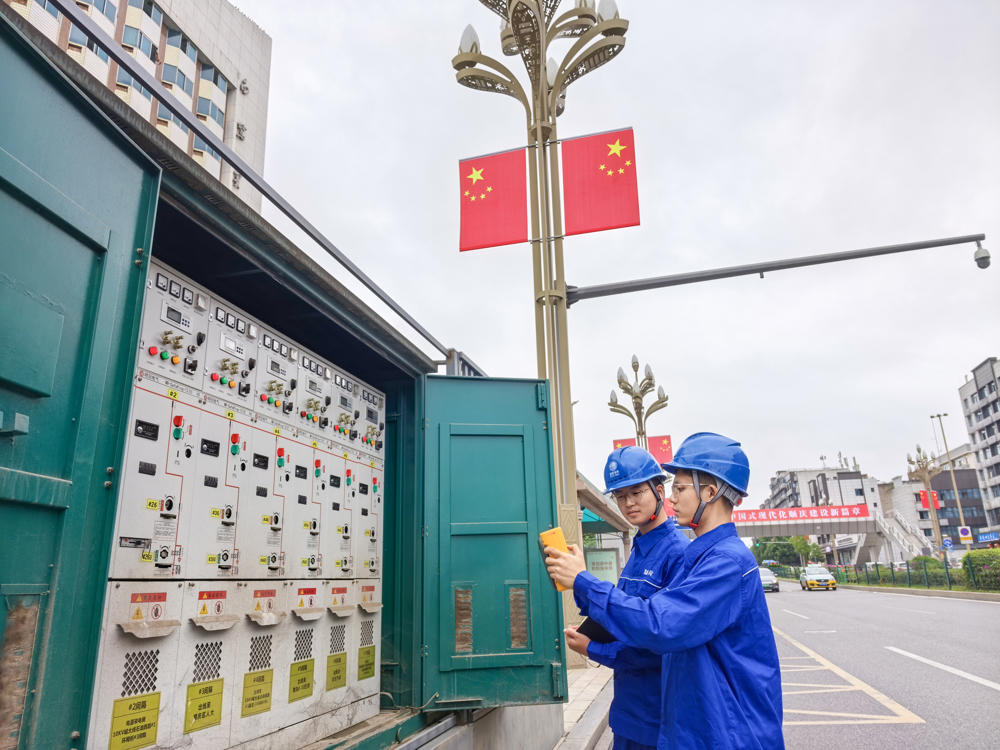 10月1日，国网南充供电公司顺庆供电中心员工在石油西路开展特巡，对10千伏城大线石油西路1号环网柜进行局放检测。 黄燕  摄