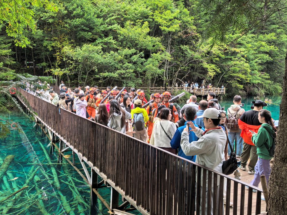 四川省森林消防总队阿坝支队在九寨沟景区巡护宣传（张军)