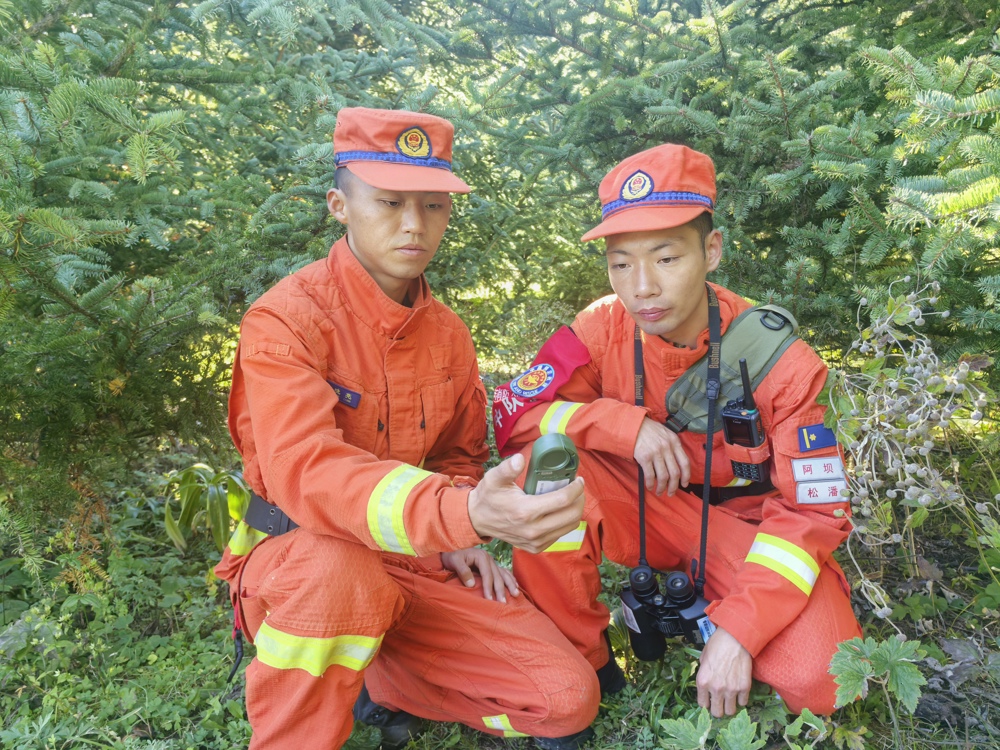 四川省森林消防总队阿坝支队在九寨沟景区林区开展可燃物踏查任务。图为消防员在观测气温。（徐廷杰）