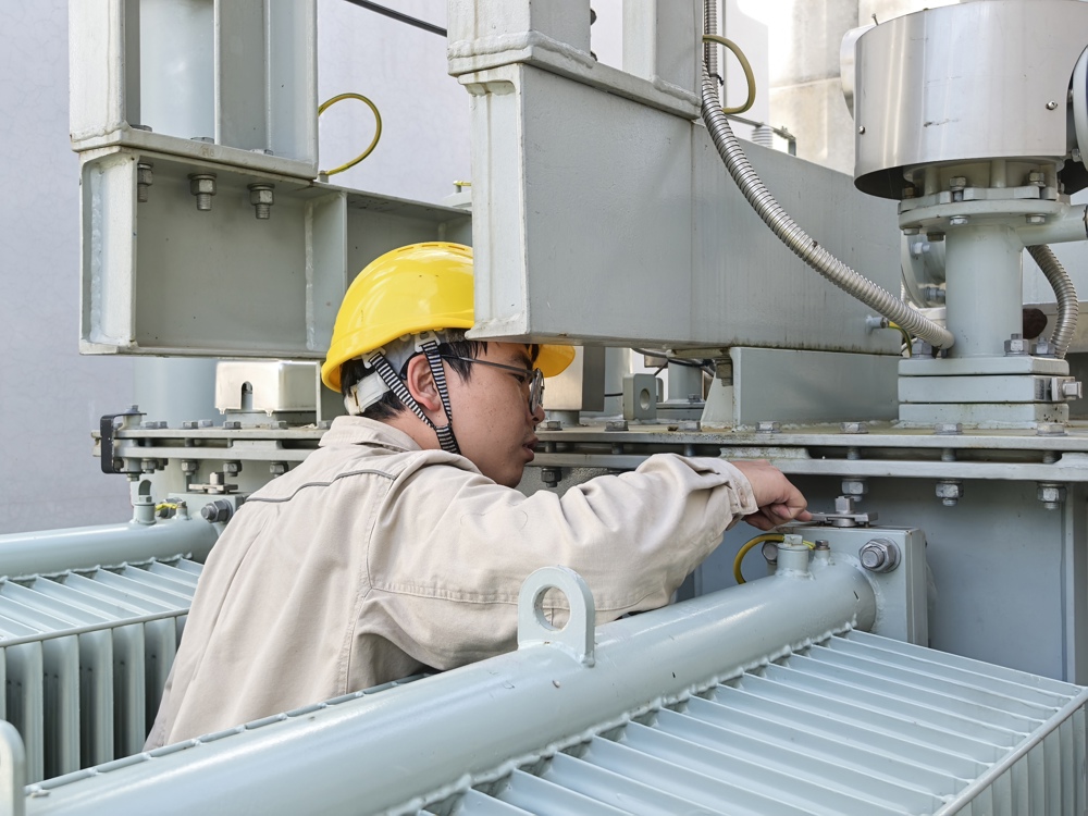 10月5日，建昌换流站运行值班人员张恩森在对线路设备做投运前检查。 罗朝伟  摄