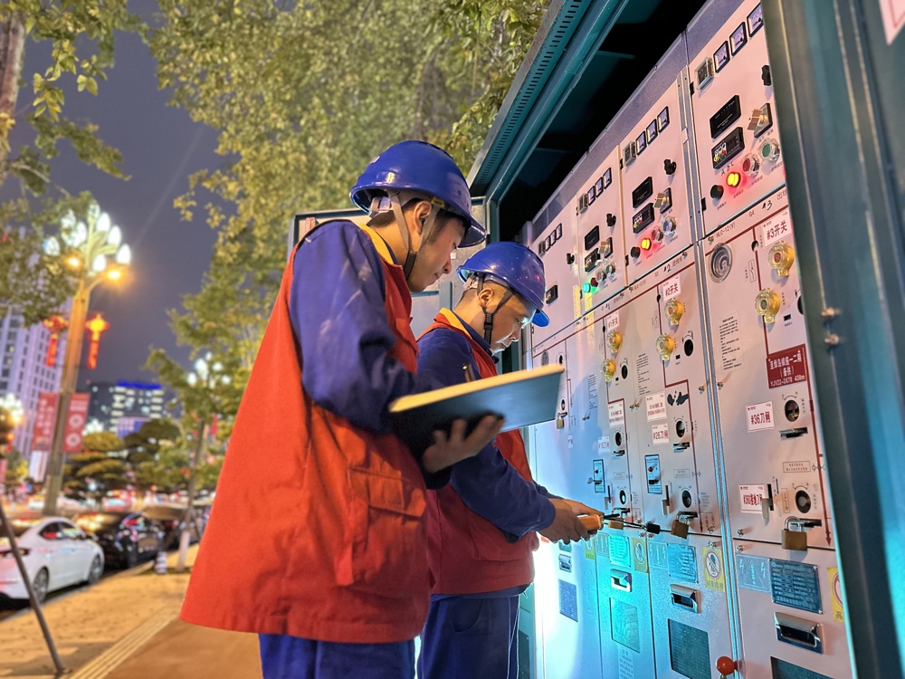 10月5日，国网四川电力（内江）连心桥共产党员服务队队员对万达广场、清溪湿地公园充电桩等点位开展带电检测工作。 叶家豪  摄