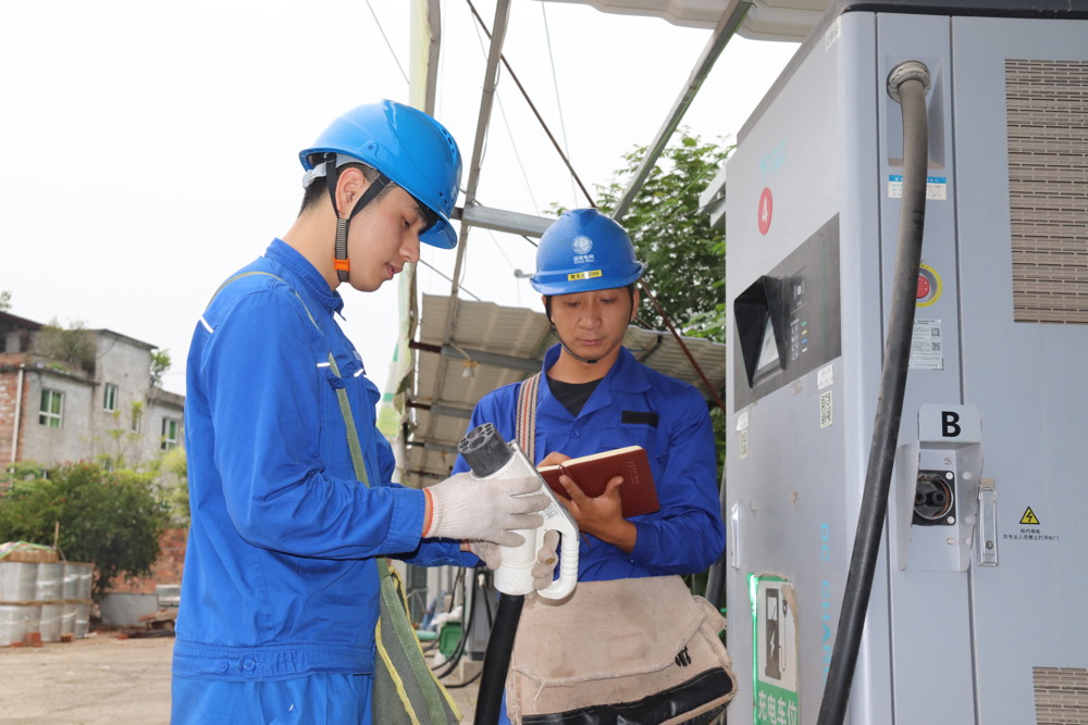 10月4日，国网遂宁供电公司隆盛供电所员工对辖区内的充电桩开展巡视检查。 陈本松  摄