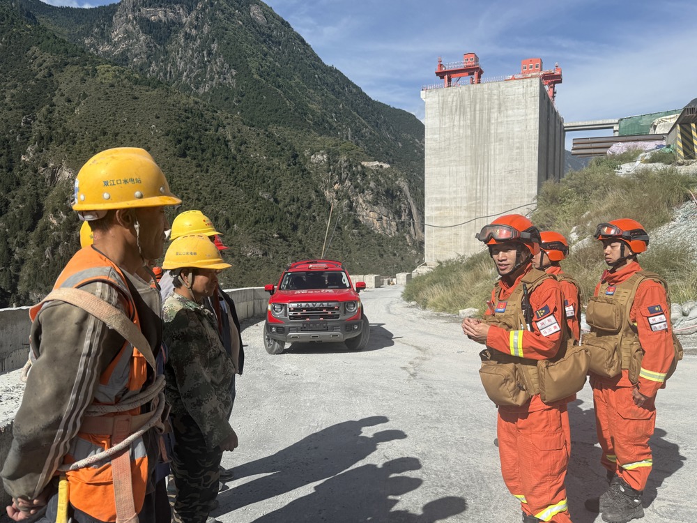阿坝森林消防员到双江口水电站检查督导（用忠尔甲）