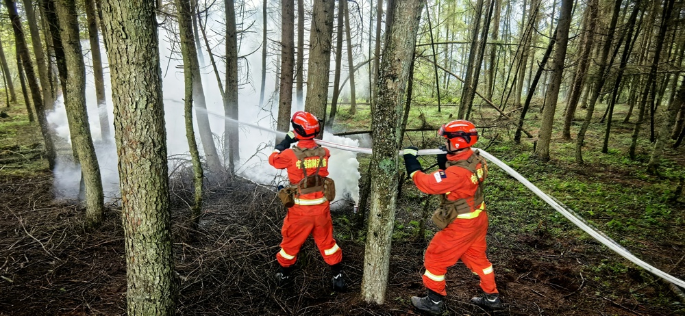 2025年9月29，阿坝森林消防支队汶川大队卧龙中队联合卧龙镇政府、派出所、武装部及村委会等单位，在阿坝州汶川县卧龙镇干海子开展应急救援综合演练。 (王富海摄 ）