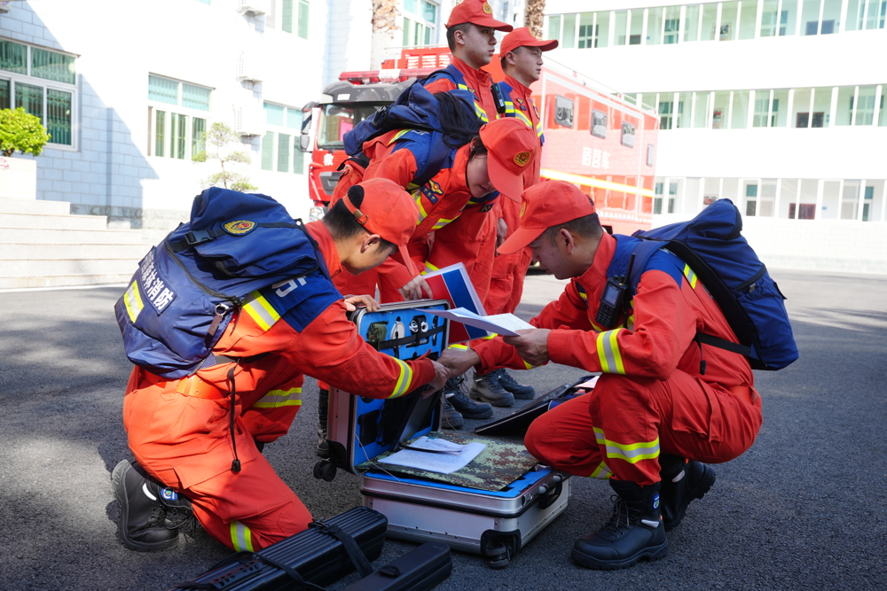 9月29日，凉山西昌，为贯彻落实总队、支队会议精神和节日战备工作各项指示，使队伍时刻保持良好战备状态，凉山州森林消防支队在“国庆、中秋”双节来临之际，严密组织开展战备拉动检查。（秦岭  摄） 