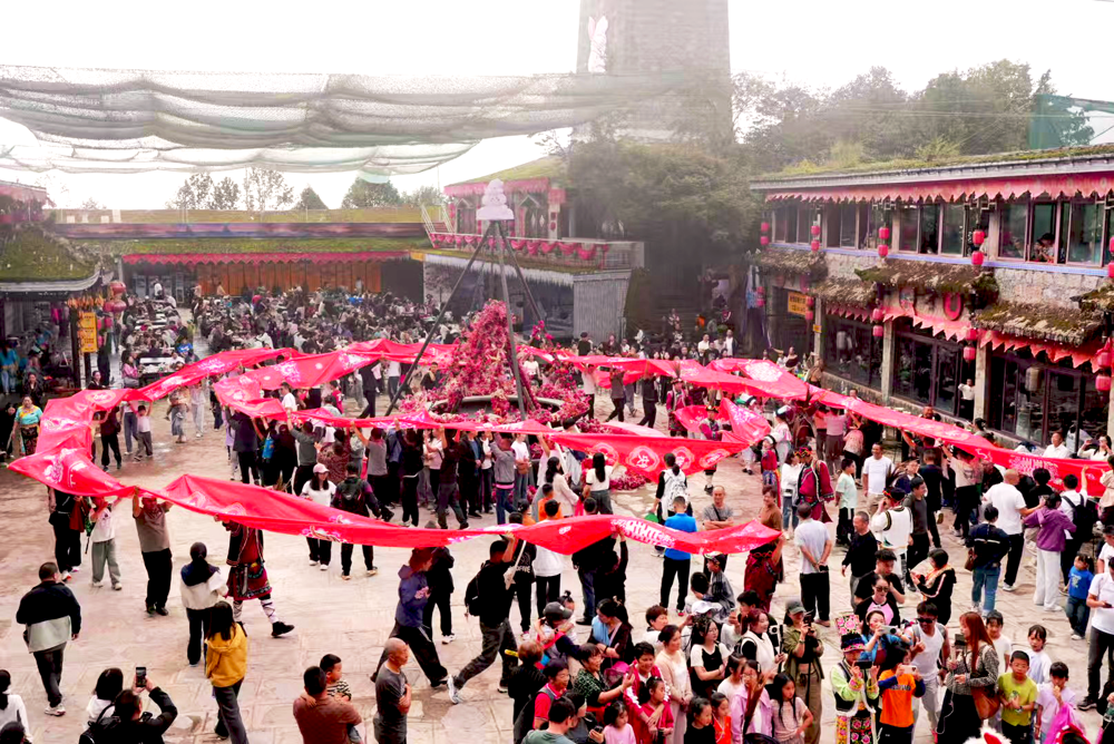 九皇山景区游客舞动巨型红绸，热闹非凡  