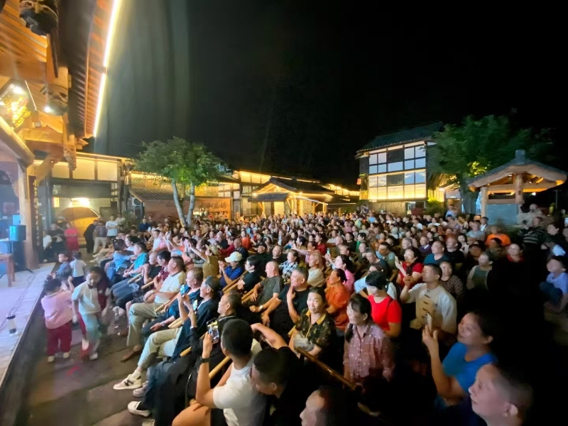 古镇游客看节目