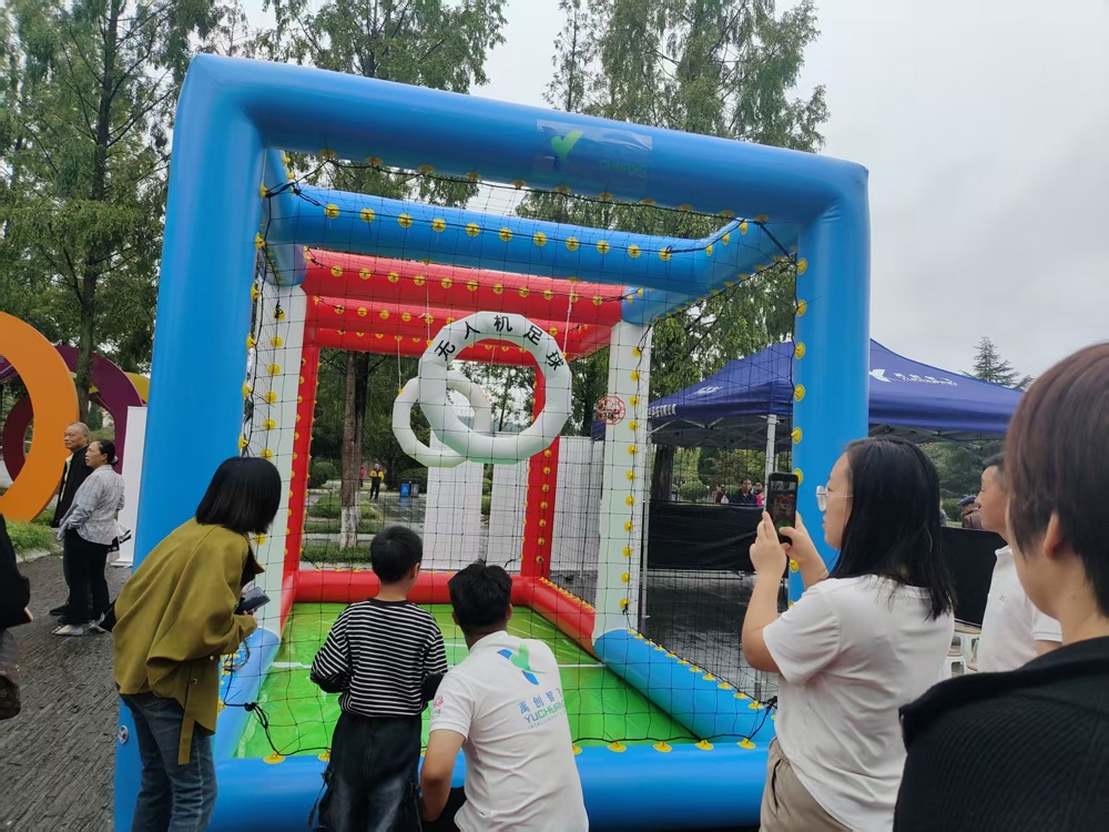 无人机足球赛场上，游客正操控无人机争抢“进球”