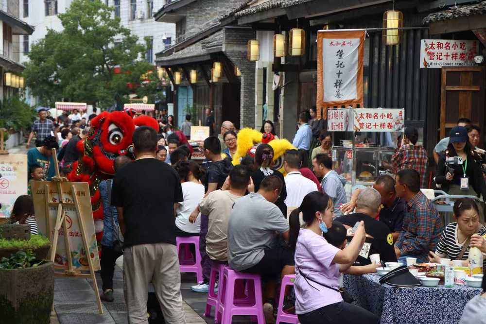 古镇上的长桌宴