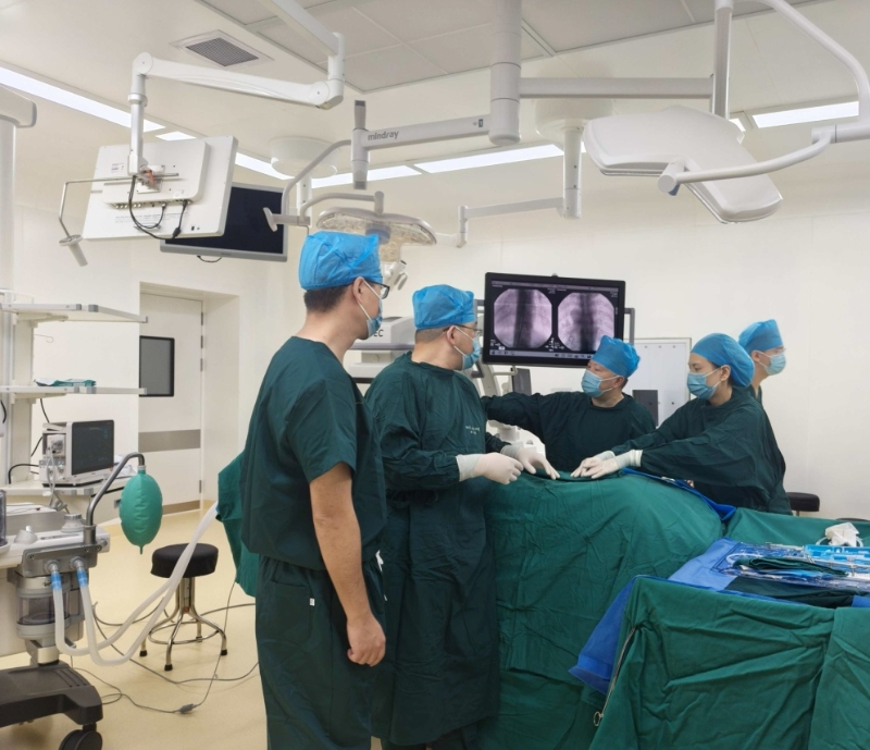 图为专家团队在外患者实施手术