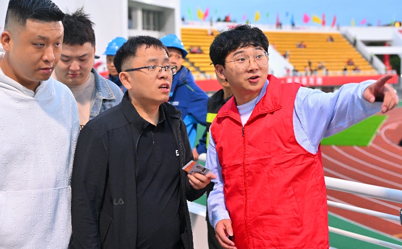 志愿者在场内引导球迷找座位 潘帅摄