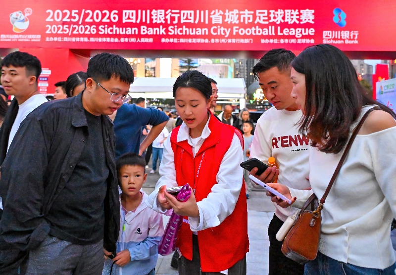 志愿者在为球迷进行志愿服务 潘帅摄