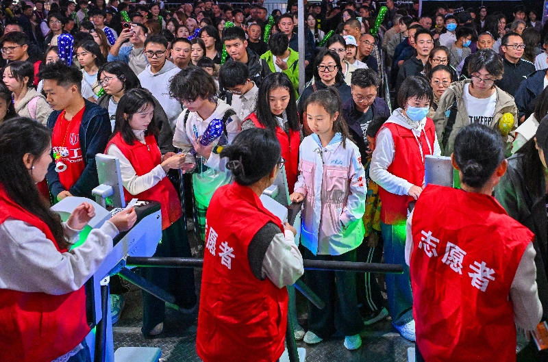 志愿者在入口处进行检票工作 潘帅摄