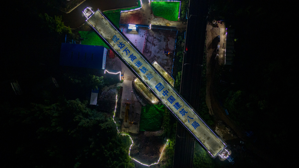 德公村特大桥逆时针旋转50度到达指定位置。吴奉家 摄