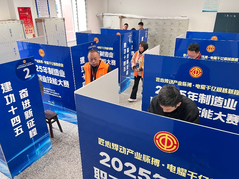 图为电工实操现场