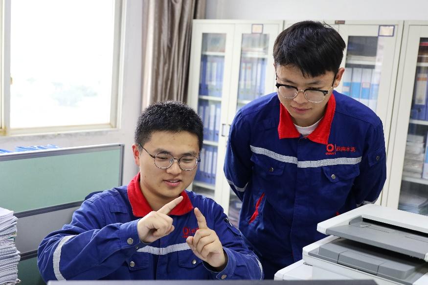 罗珑鑫（左）与工友在讨论技术方案