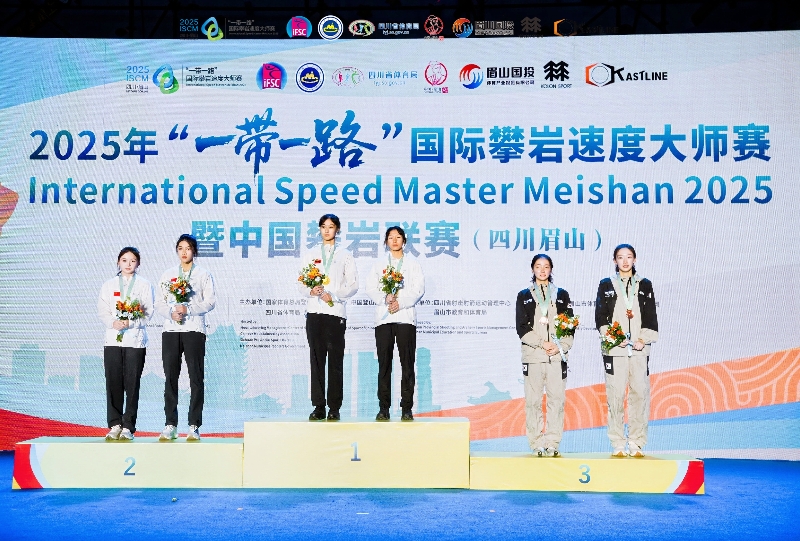 图为中国组合获大师赛女子速度冠亚军