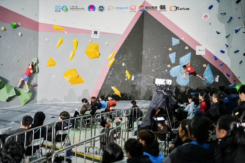 图为攀岩联赛攀石决赛