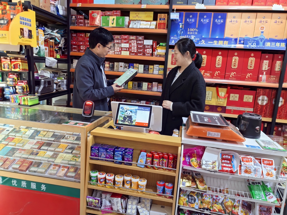 客户经理蔡玉丁向零售户乔莉萌传授开口营销的技巧