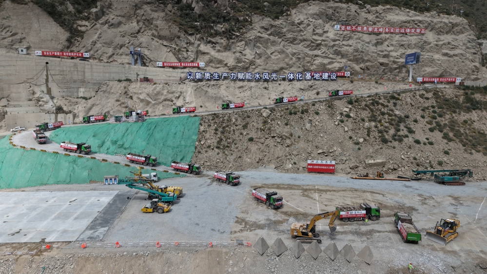 孟底沟水电站数十辆新能源自卸车不间断运输石料