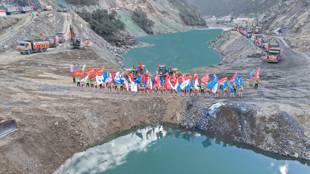 牙根一级水电站建设者欢呼大江截流成功