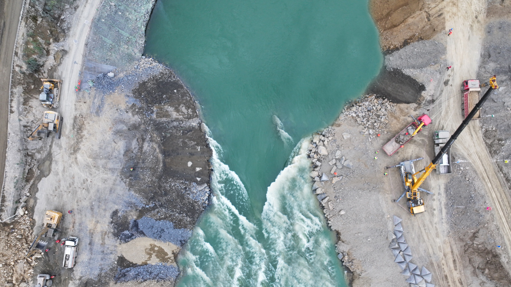 牙根一级水电站上游围堰合拢处水流湍急、水位较深