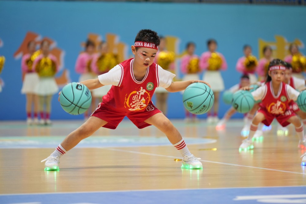 “篮球小将”上演双手拍球（大赛主办方供图）