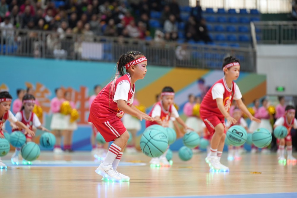 孩子们在开赛仪式现场表演（大赛主办方供图）