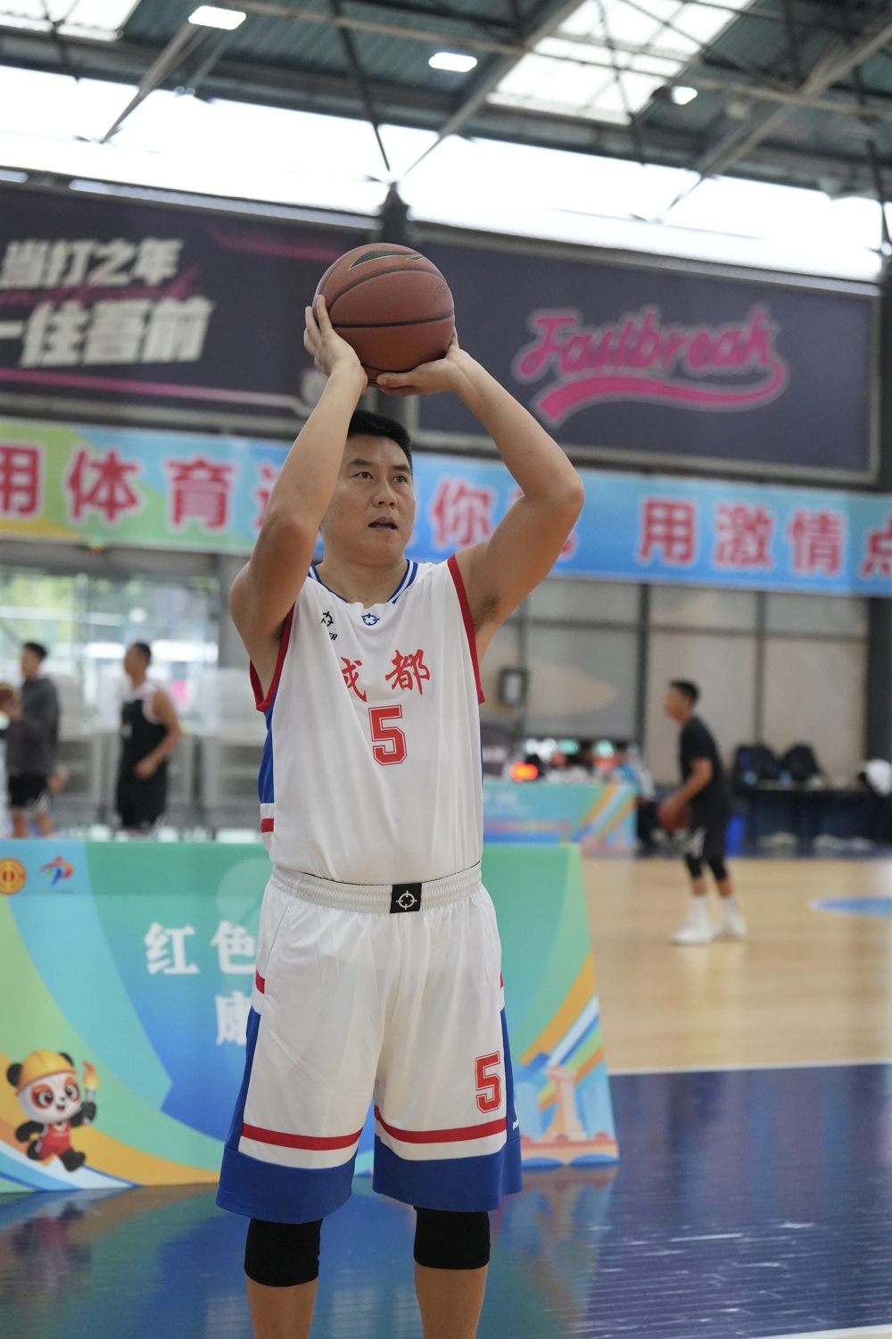 姜浩参加篮球比赛