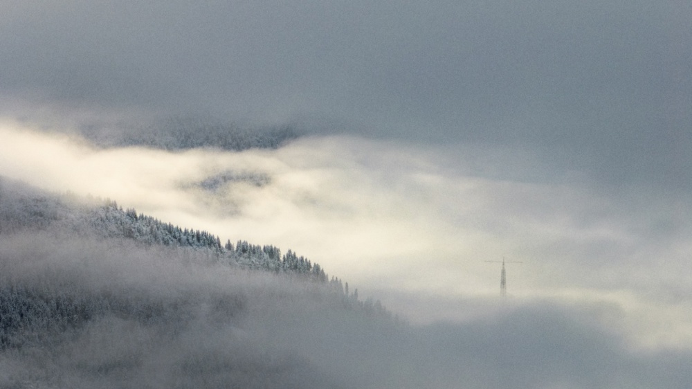 10月27日，大雪漫飞下若隐若现的阿坝至成都东1000千伏特高压交流输电工程1号标段组塔现场。