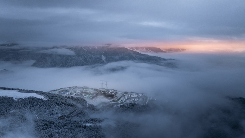 10月26日，大雪覆盖下的阿坝1000千伏变电站建设现场。
