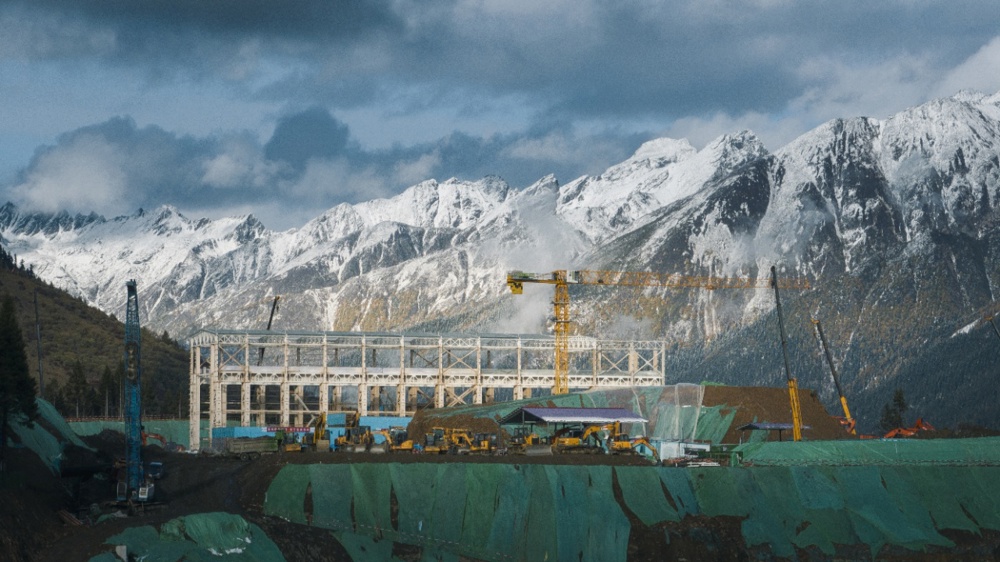 10月25日，在阿坝1000千伏变电站建设现场，作业人员正在开展主变组装厂房钢结构吊装施工。