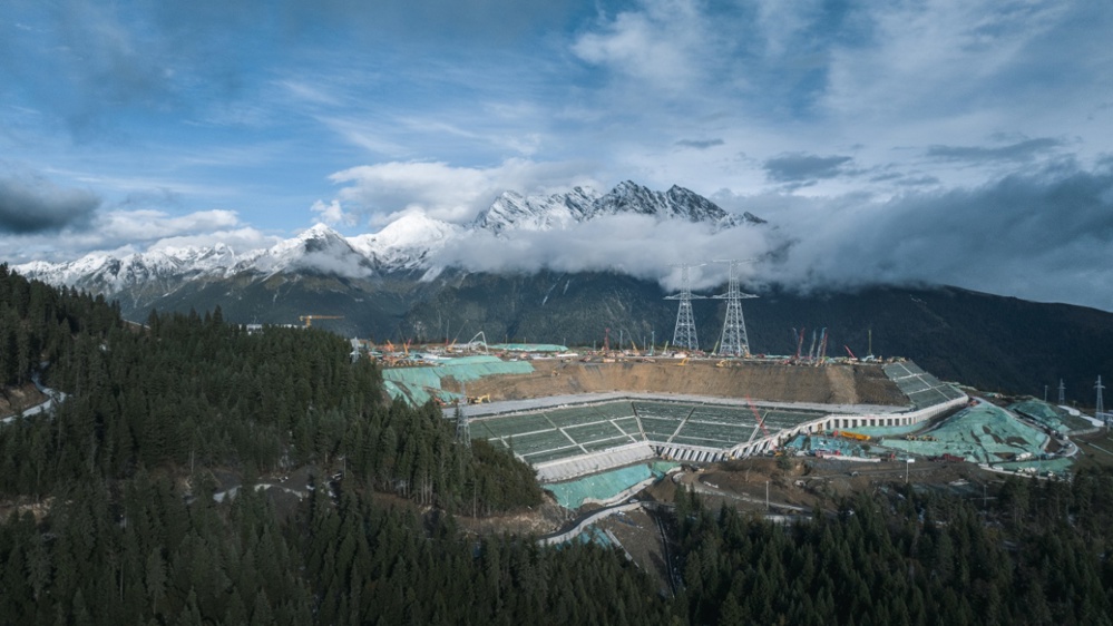 10月25日，在阿坝1000千伏变电站建设现场，作业人员正在开展边坡回填作业。