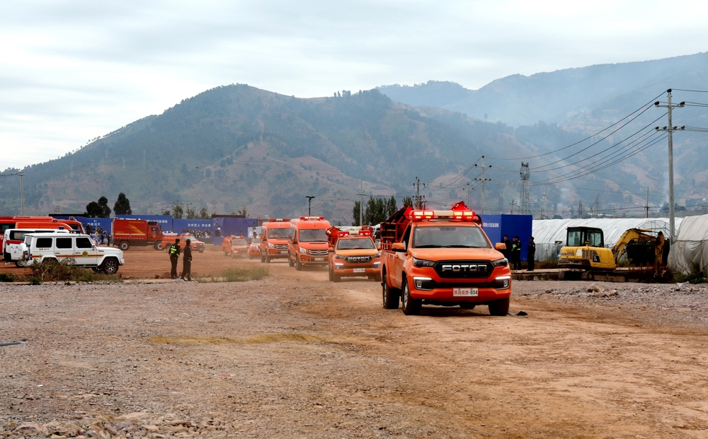 演练队伍听令前往火场。 李云 摄