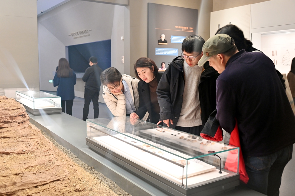 专家学者参观中子铺细石器考古博物馆