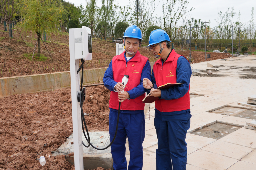 &nbsp; &nbsp; &nbsp; &nbsp; &nbsp; &nbsp;国家电网四川电力（绵阳）连心桥共产党员服务队队员检查基地内正在建设的充电桩